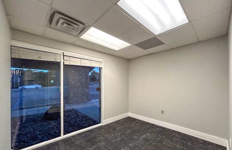 More Photos Of 638 Londonderry Ln, Denton Medical For Lease
