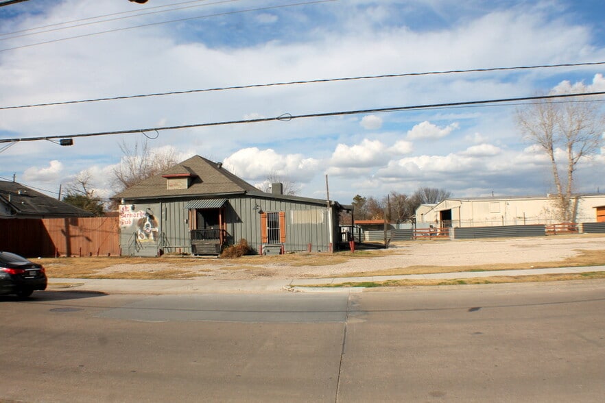 More Photos Of 3907 Canal St, Houston Bar For Lease