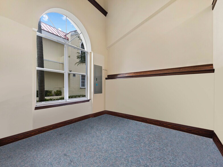 More Photos Of 11050 N Kendall Dr, Miami Loft Creative Space For Sale