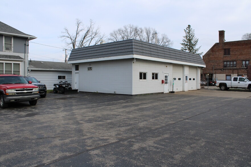 More Photos Of 523 S Main St, Fond Du Lac Auto Repair For Sale