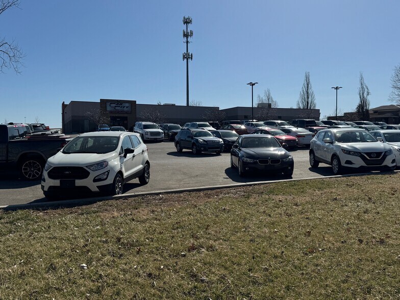 More Photos Of 6801 Hedge Lane Ter, Shawnee Showroom For Sale