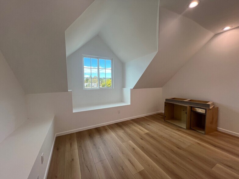 More Photos Of 7053 Owensmouth Ave, Canoga Park Office For Lease