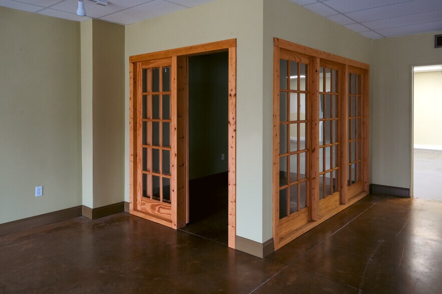 More Photos Of 12 Sevier St, Greenville Freestanding For Lease
