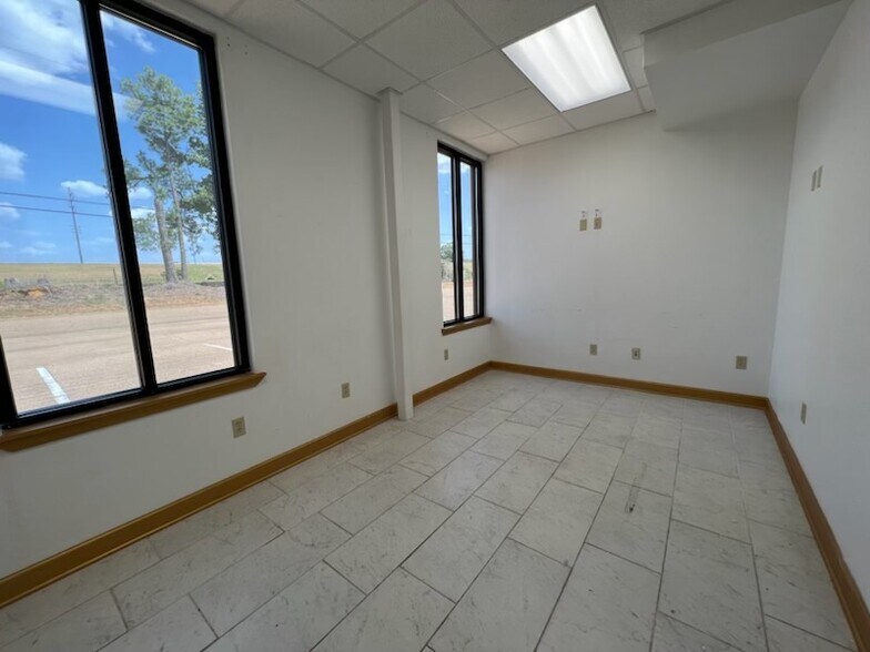 More Photos Of 1410 Apache Dr, Mccomb Freestanding For Lease