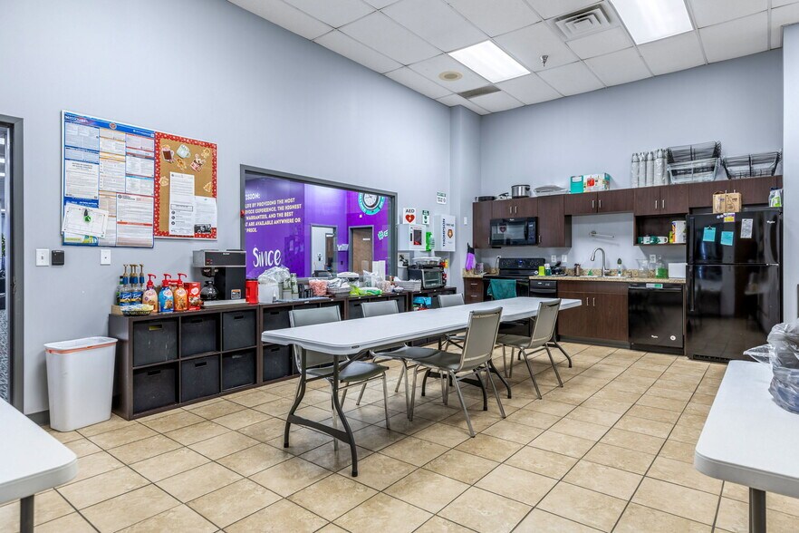 More Photos Of 4631 N Saint Peters Pky, Saint Peters Flex For Sale