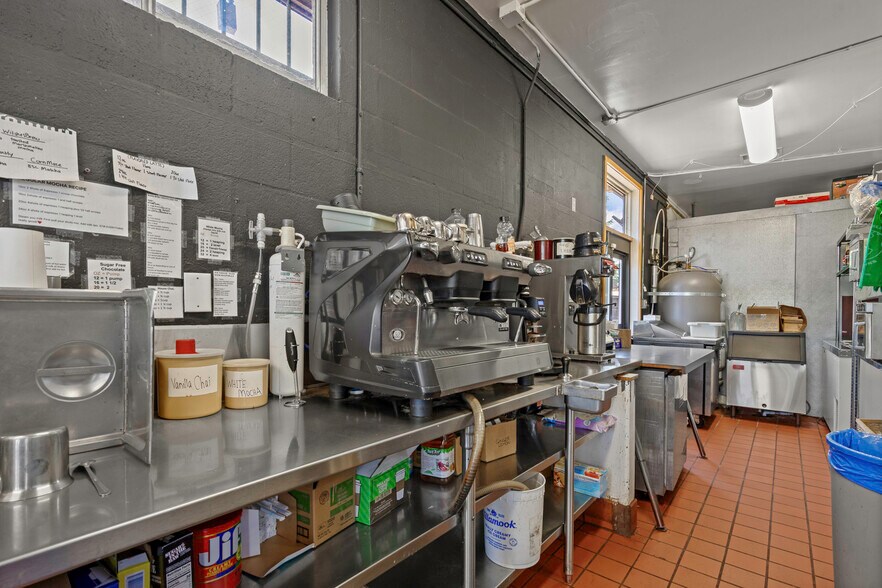 More Photos Of 1760 Market St NE, Salem Freestanding For Sale