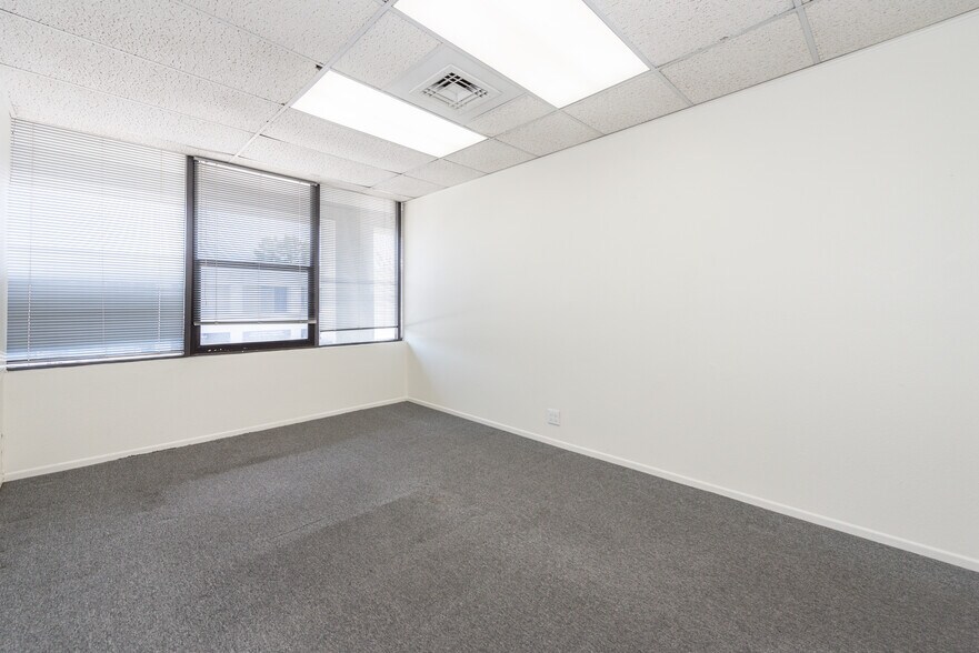 More Photos Of 711 W 17th St, Costa Mesa Light Manufacturing For Lease