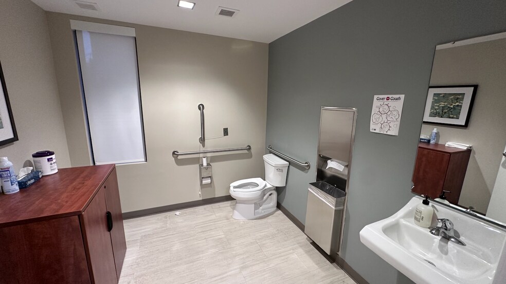 More Photos Of 130 Park St SE, Vienna Medical For Lease