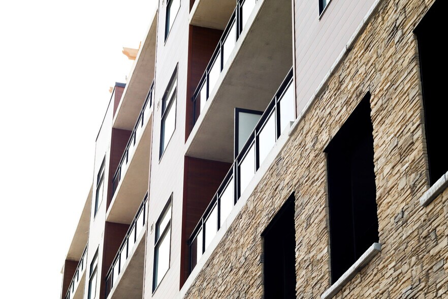 More Photos Of 16 Queen St W, Cambridge Apartments For Lease