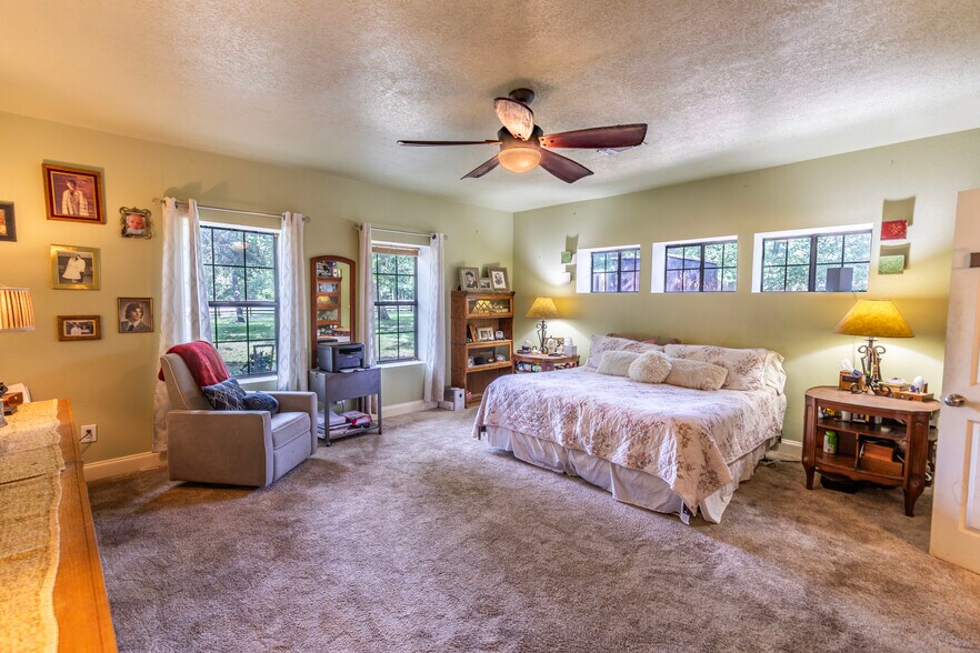 More Photos Of 7710 TX-36, Bellville Specialty For Sale