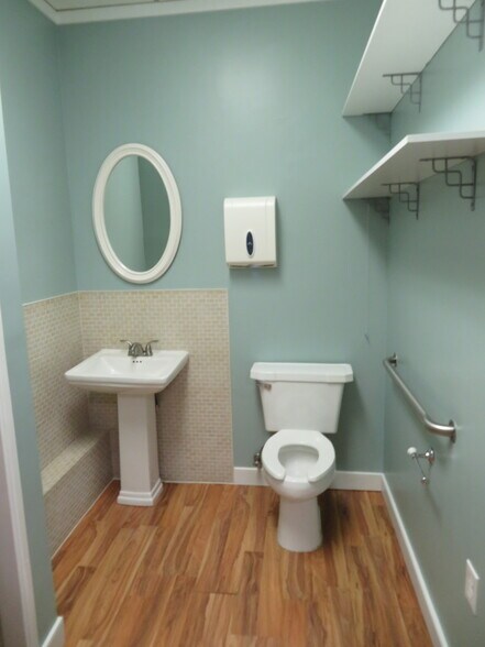 More Photos Of 4801 Wisconsin Ave NW, Washington Office For Sale