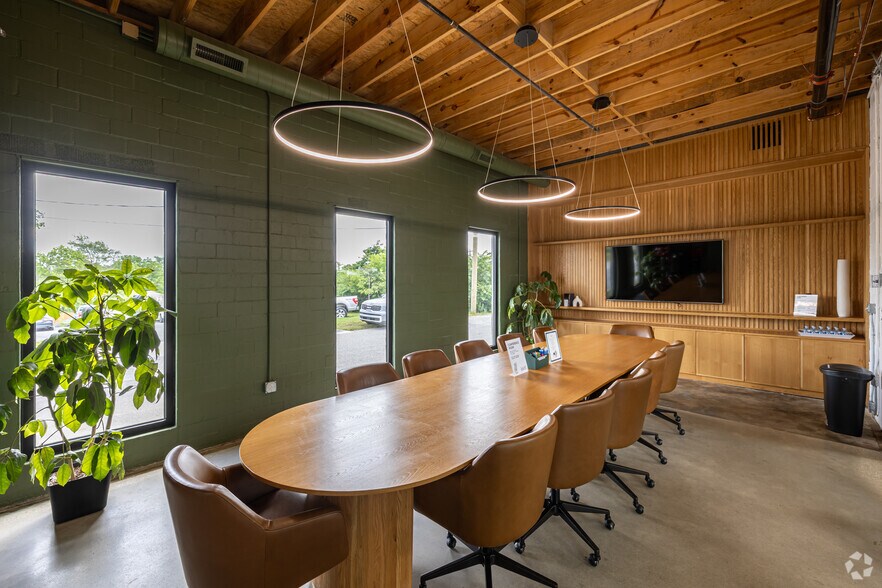 More Photos Of 600 S 1st St, Rogers Warehouse For Lease