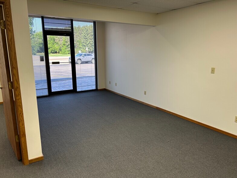 More Photos Of 1820 Post Rd, Plover Storefront Retail Office For Lease
