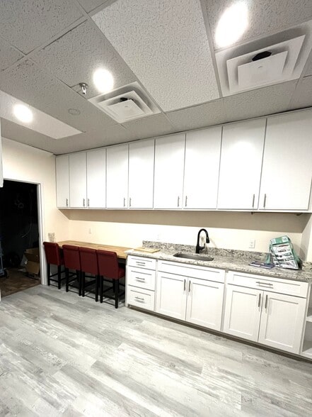 More Photos Of 20 Pidgeon Hill Dr, Sterling Medical For Lease