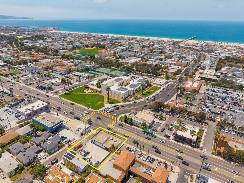More Photos Of 1402 Pacific Coast Hwy, Hermosa Beach Freestanding For Lease