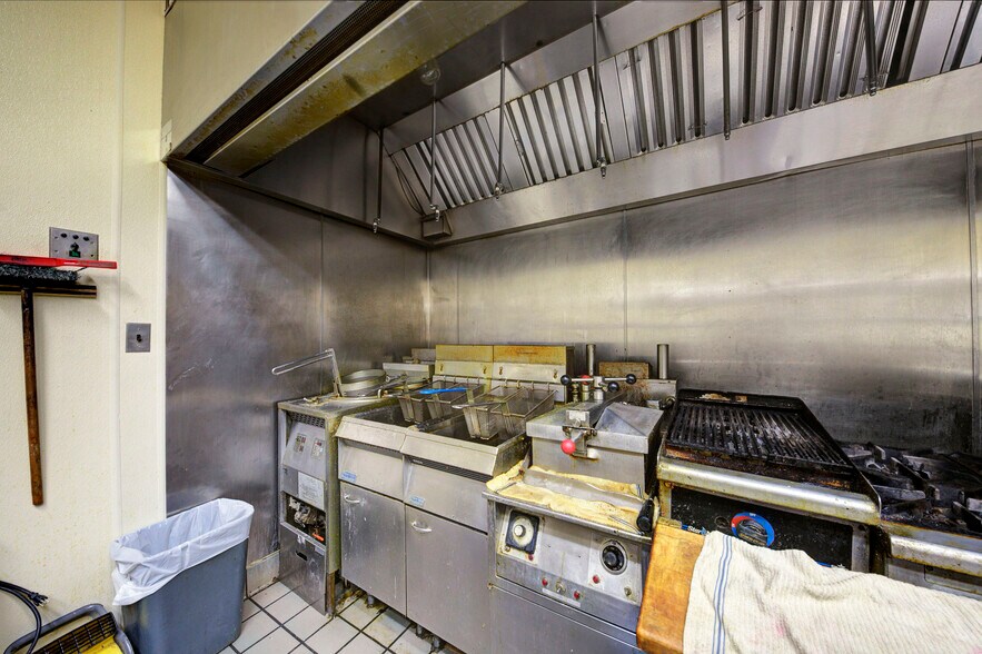 More Photos Of 1744 Biddle Ave, Wyandotte General Retail For Sale
