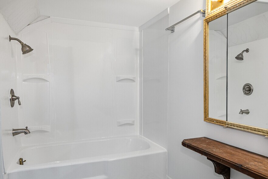 More Photos Of 6908 S Roxbury Mill Rd, Spotsylvania Flex For Sale