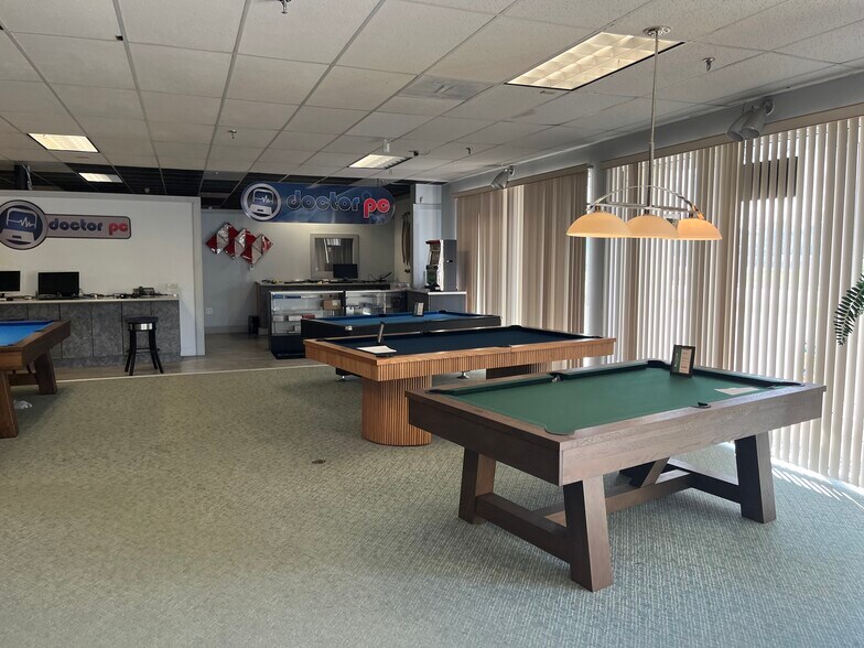 More Photos Of 5585 University Blvd W, Jacksonville Storefront Retail Office For Sale