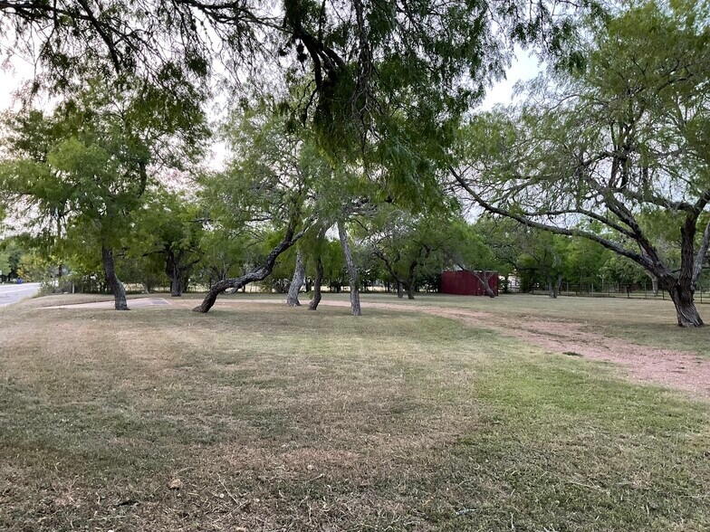 More Photos Of 1310 W Grand Ave, Yoakum Veterinarian Kennel For Sale