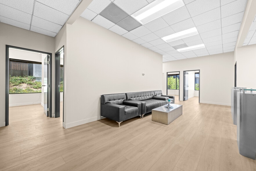 More Photos Of 24011 Ventura Blvd, Calabasas Medical For Lease