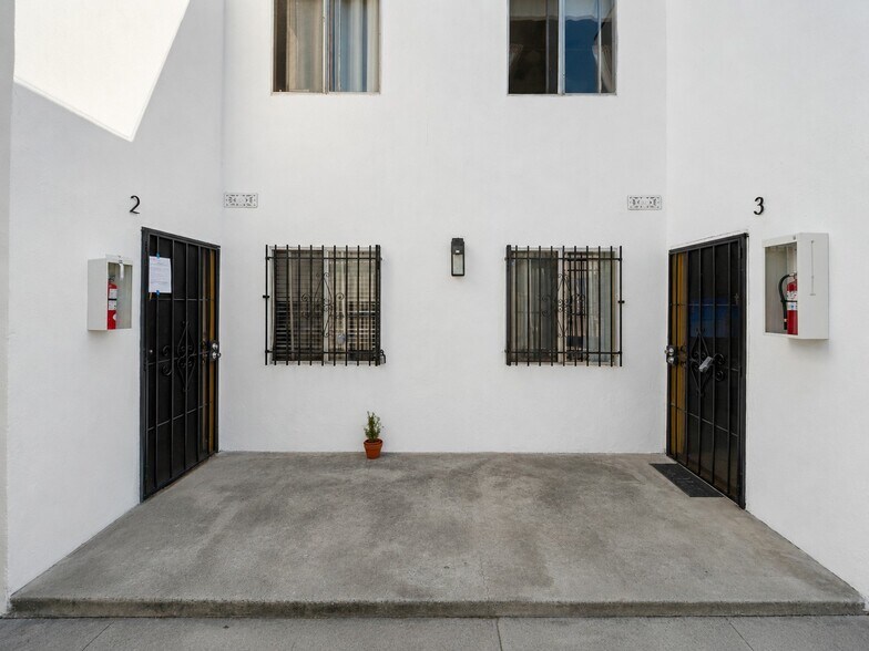 More Photos Of 2325 S Ridgeley Dr, Los Angeles Apartments For Sale