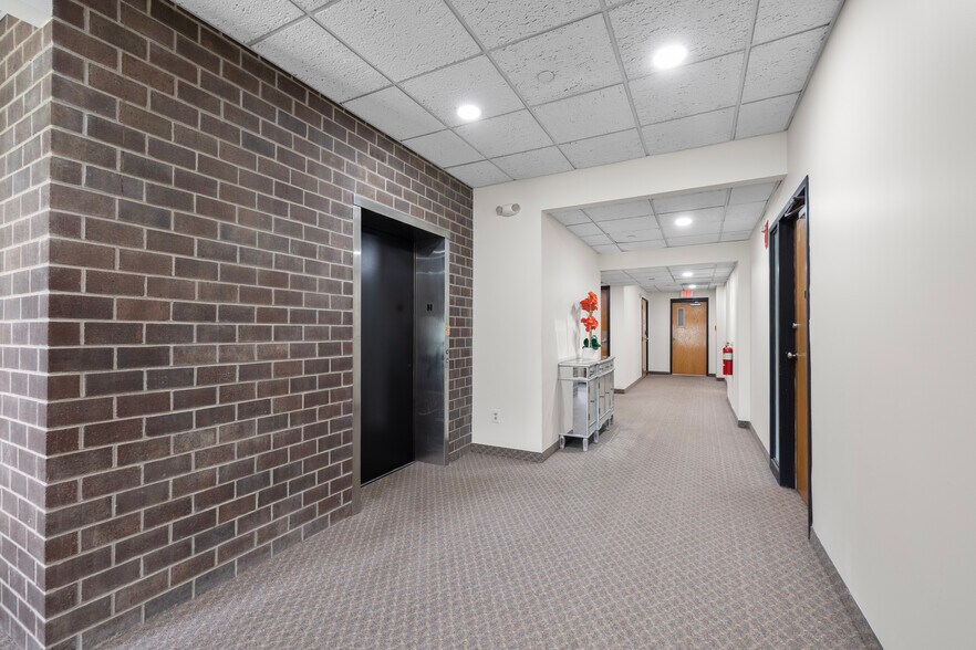 More Photos Of 1 Olde North Rd, Chelmsford Office For Lease