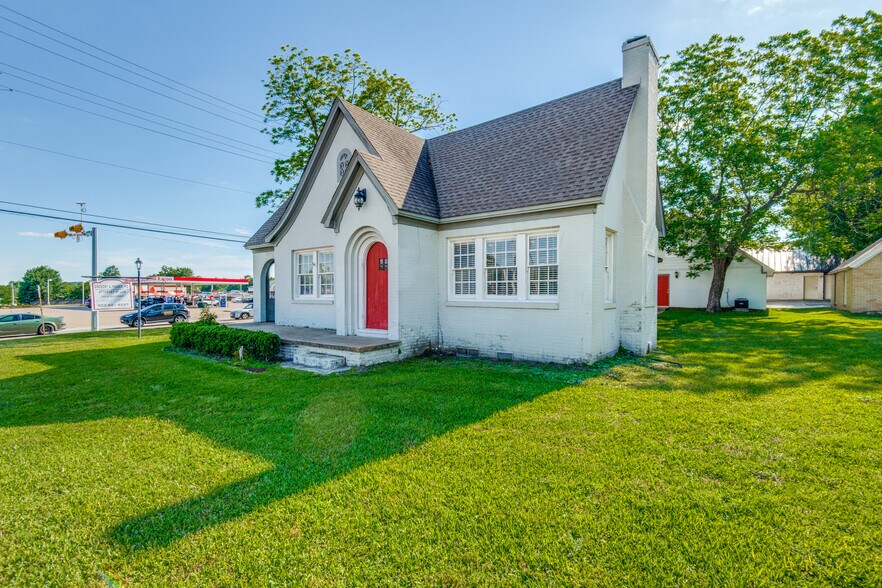 More Photos Of 209 S Main St, Lindale Loft Creative Space For Sale
