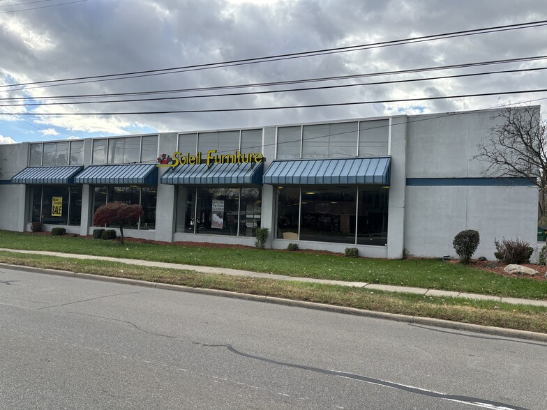 More Photos Of 32315 Grand River Ave, Farmington Freestanding For Lease