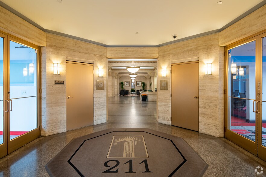 More Photos Of 211 W Wacker Dr, Chicago Office For Lease