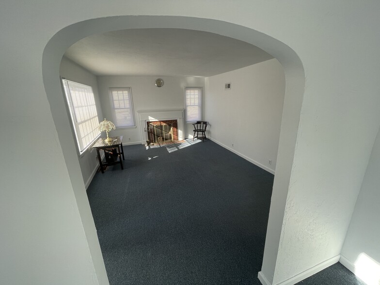 More Photos Of 246 N Buhl Farm Dr, Hermitage Flex For Sale