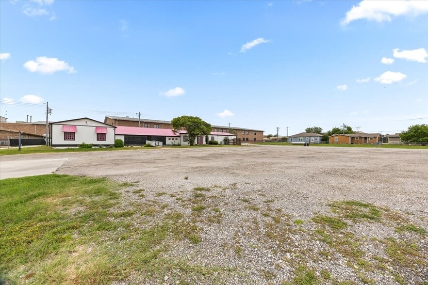 More Photos Of 918 10th St, Floresville Land For Lease