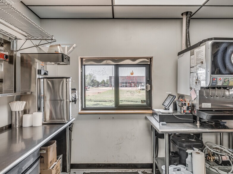 More Photos Of 106 NW 4th St, Lindsay Specialty For Sale