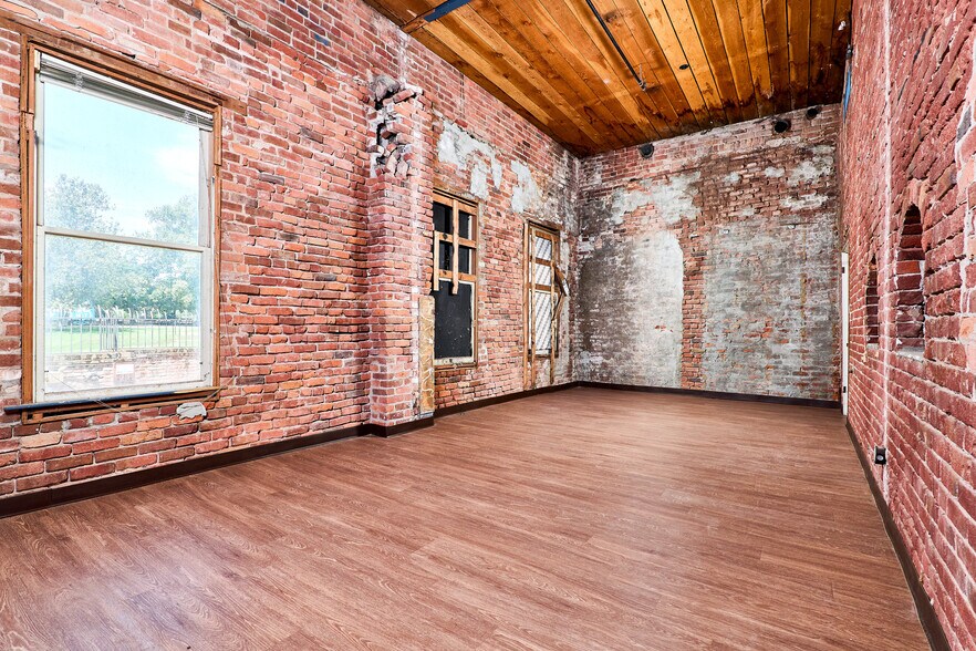 More Photos Of 910 2nd St, Sacramento Bar For Sale