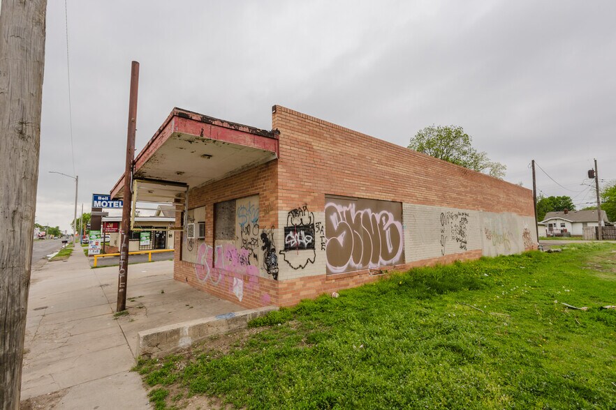More Photos Of 2033 S Broadway St, Wichita Bar For Sale
