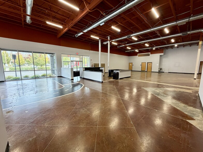 More Photos Of 10800 SE 82nd Ave, Happy Valley Storefront Retail Office For Sale