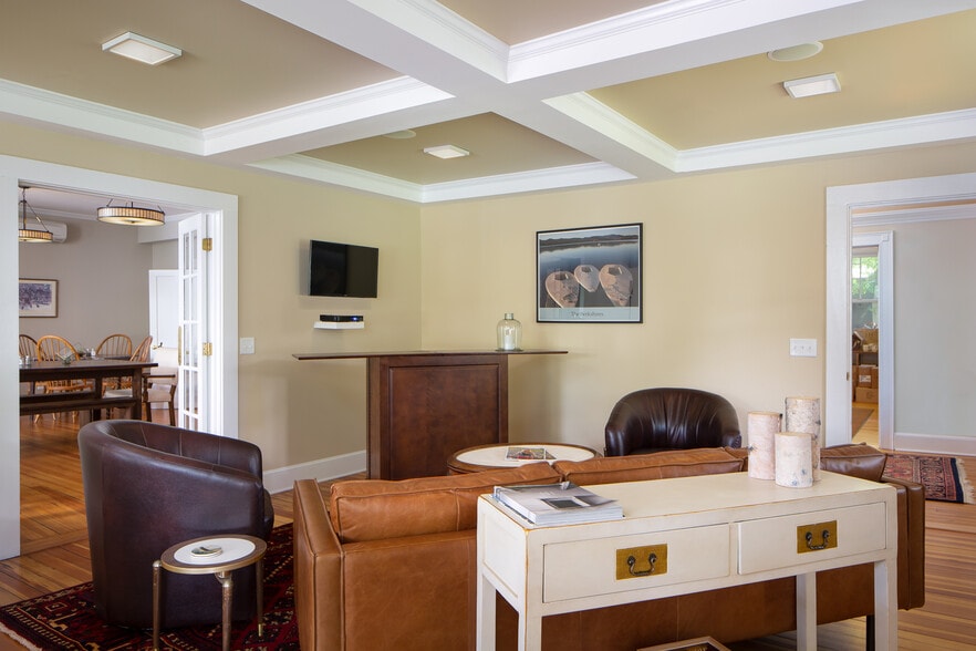 More Photos Of 615 Laurel St, Lee Hospitality For Sale