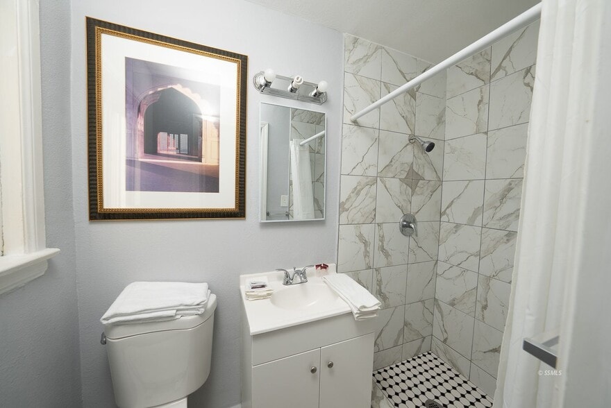More Photos Of 339 W Church Ave, Ridgecrest Hotel For Sale