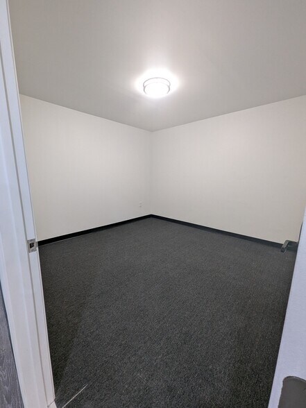 More Photos Of 2102 Hancock St, San Diego Showroom For Lease