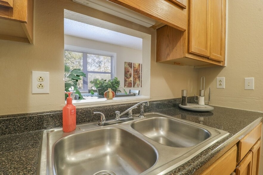 More Photos Of 1005 W Birch Dr, Gulfport Apartments For Sale