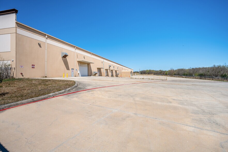 More Photos Of 1732 Universal City Blvd, Universal City Warehouse For Lease