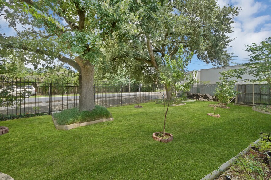 More Photos Of 1313 Cedar Post Ln, Houston Warehouse For Sale