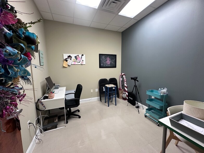 More Photos Of 8810 Commodity Cir, Orlando Showroom For Lease