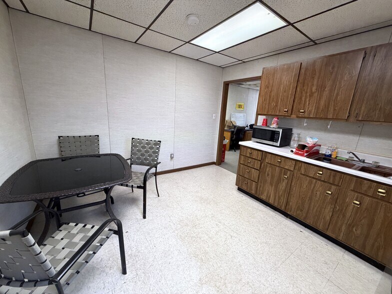 More Photos Of 305 N Mason St, Carrollton Office For Sale