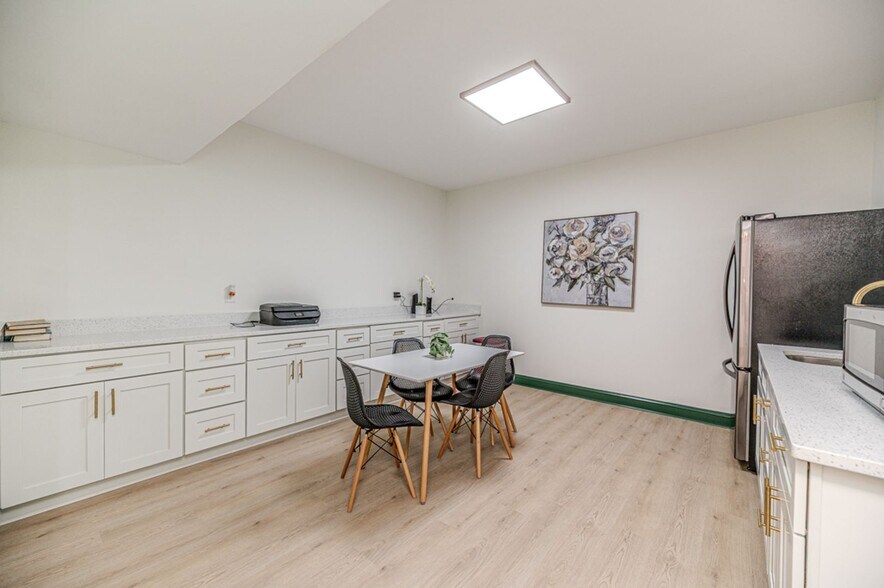 More Photos Of 200-208 S Steele St, Sanford Storefront For Lease