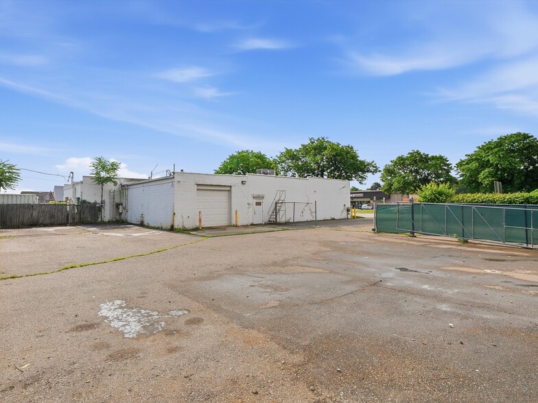 More Photos Of 832 W 11 Mile Rd, Madison Heights Warehouse For Sale