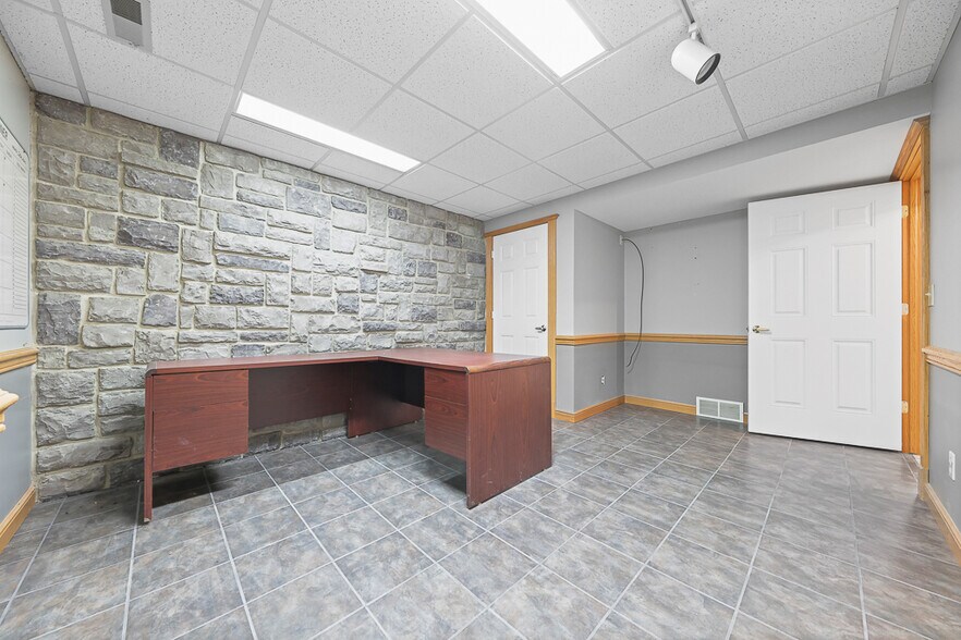 More Photos Of 8050 Corporate Cir, North Royalton Office For Lease