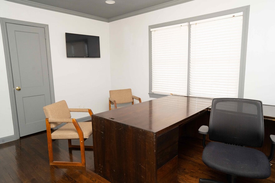 More Photos Of 232 SE Powers Ferry Rd, Marietta Office For Sale