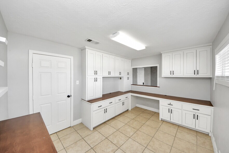 More Photos Of 2001 John St, Pasadena Office For Sale