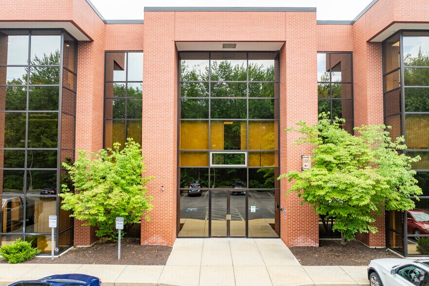 More Photos Of 7 Stiles Rd, Salem Office For Lease