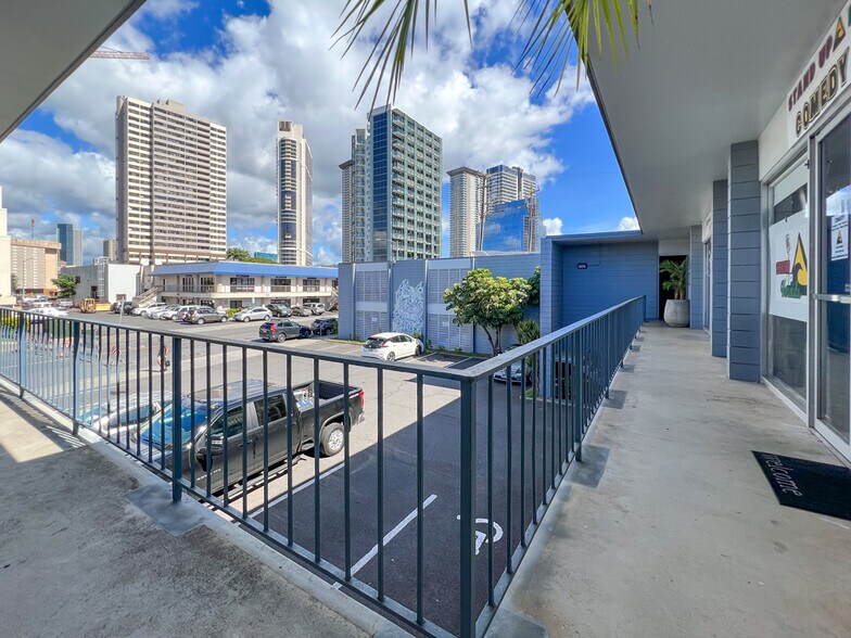 More Photos Of 575 Cooke St, Honolulu Storefront Retail Office For Lease